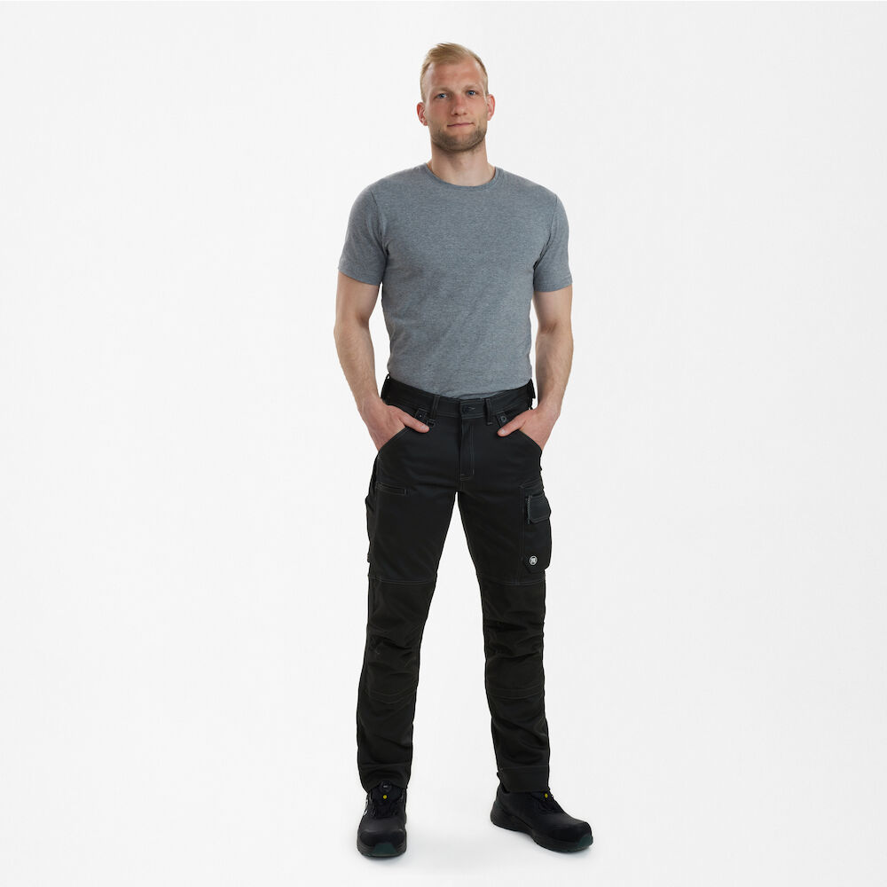 X-TREME Arbeitshose mit 2-Wege-Stretch – Schwarz (Am Modell)