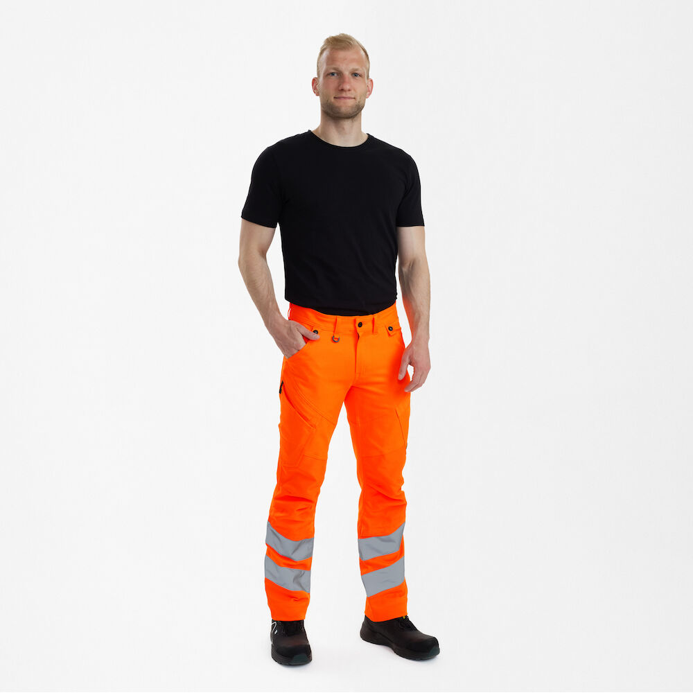 SAFETY Arbeitshose mit 2-Wege-Stretch – Warnorange (Am Modell)