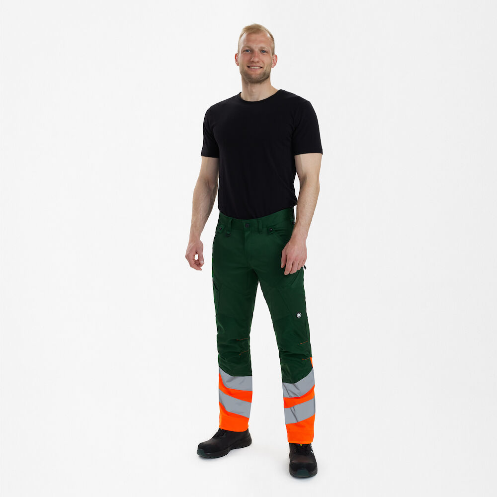SAFETY Arbeitshose mit 2-Wege-Stretch – Grün / Orange (Am Modell)