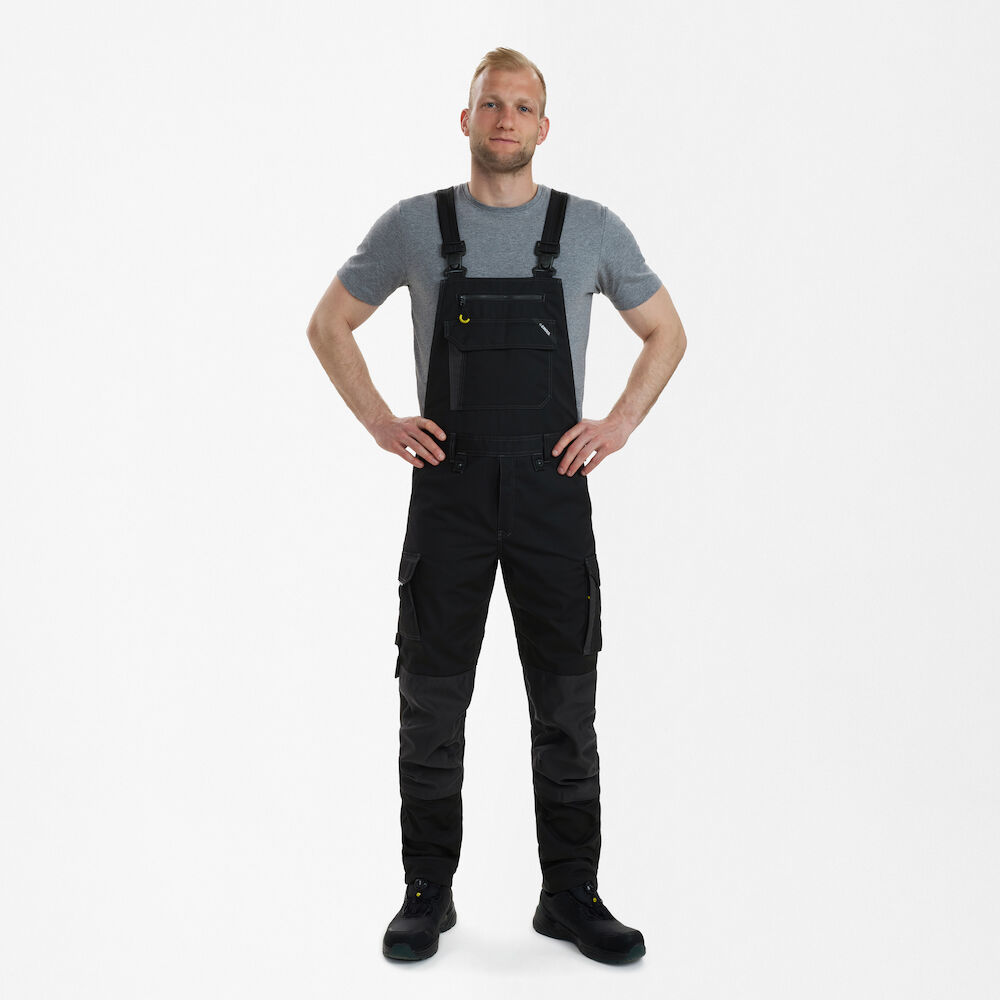 X-TREME Latzhose mit Stretch – Schwarz / Anthrazit Grau (Am Modell)