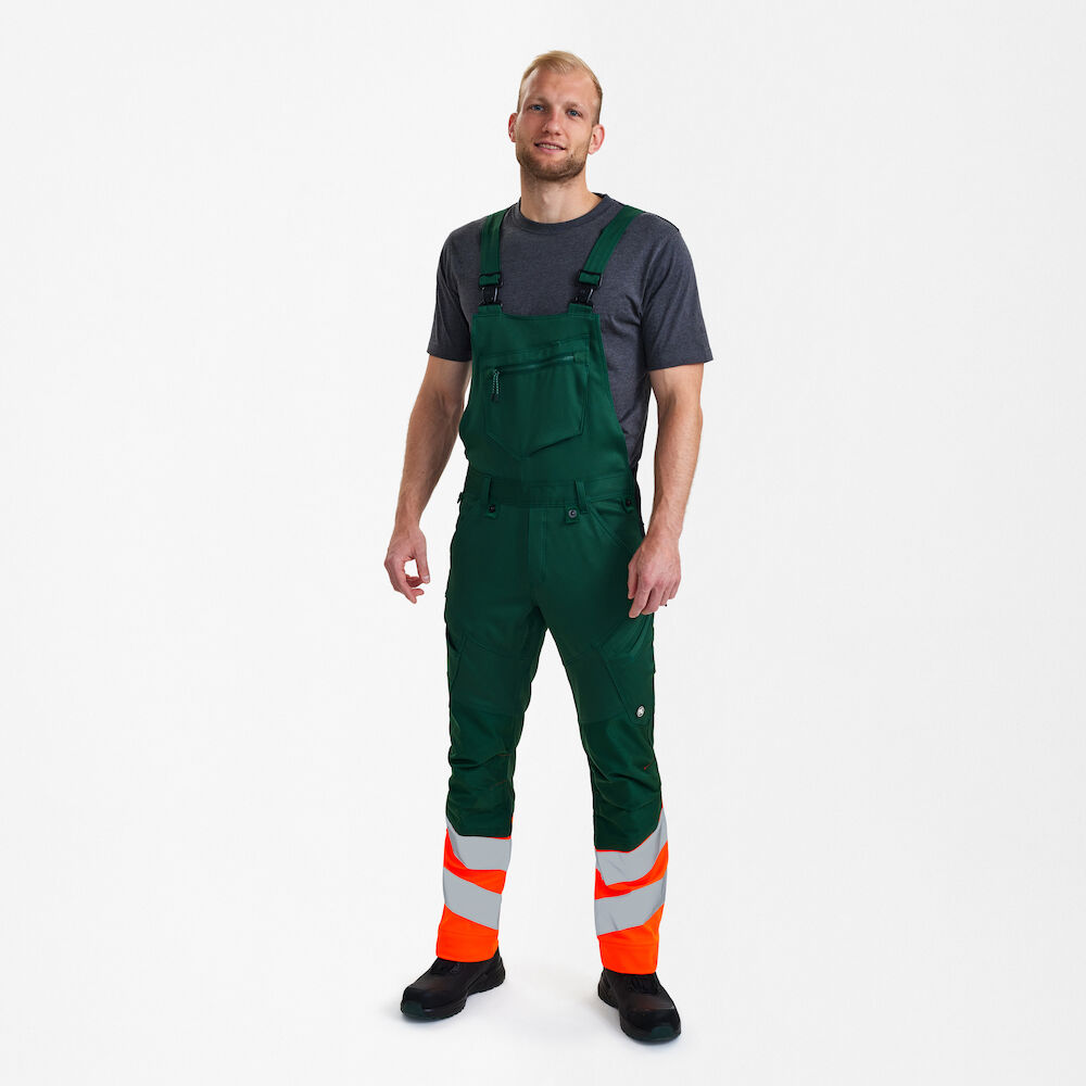 SAFETY Latzhose mit 2-Wege-Stretch – Grün / Orange (Am Modell)