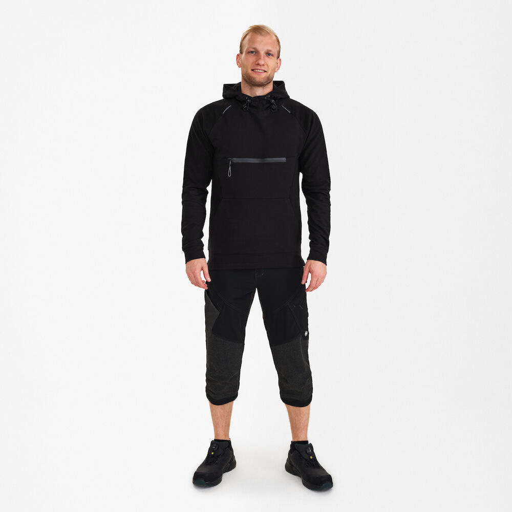 X-TREME Hoodie – Schwarz (Am Modell)