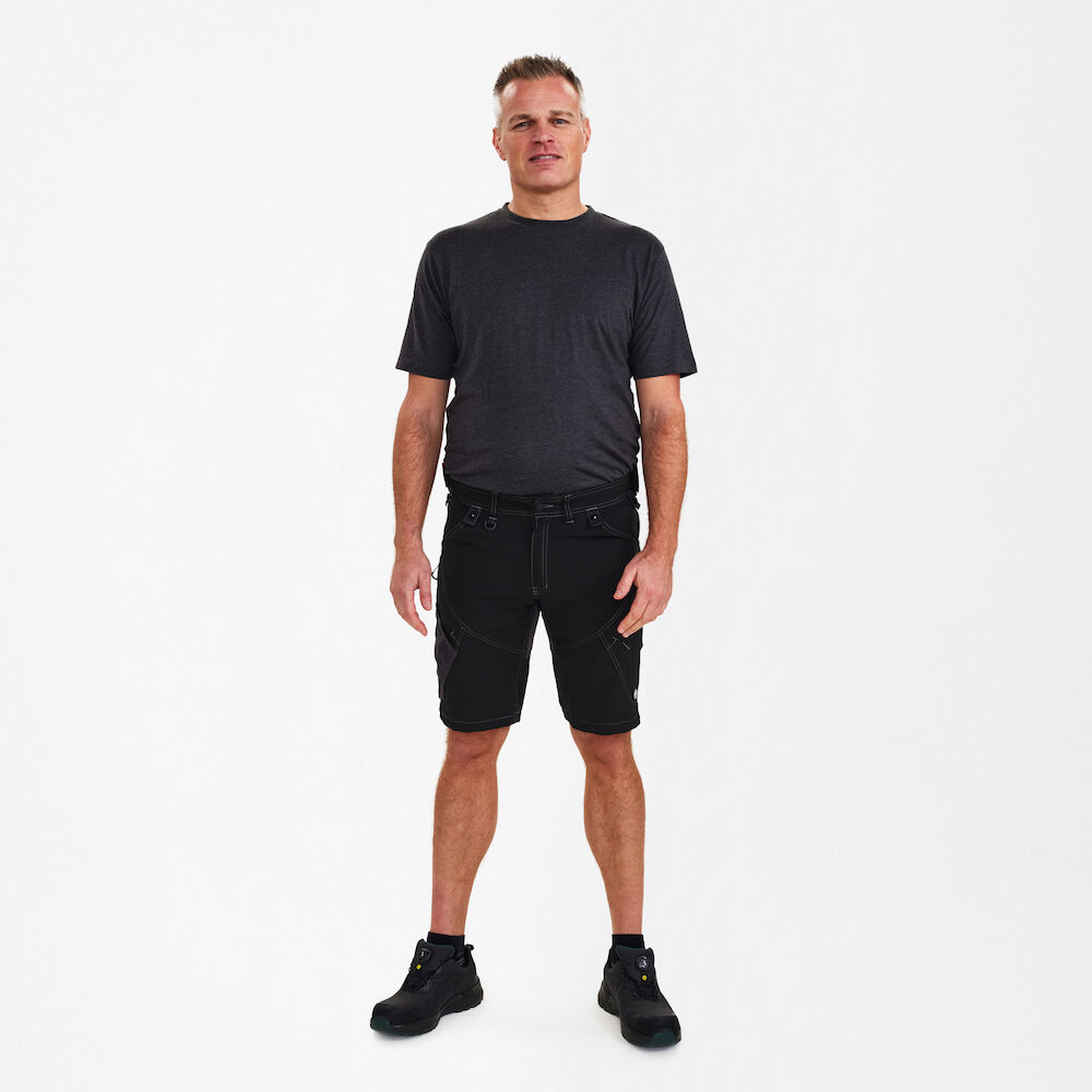 X-TREME Arbeitsshorts mit 4-Wege-Stretch – Schwarz (Am Modell)