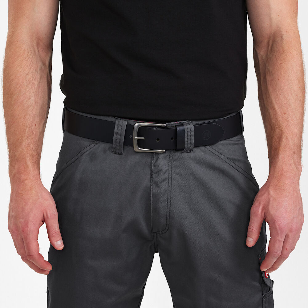 Ledergürtel – Schwarz (Am Modell)