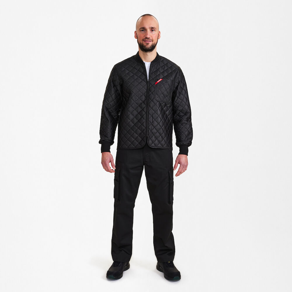 EXTEND Thermosteppjacke – Schwarz (Am Modell)