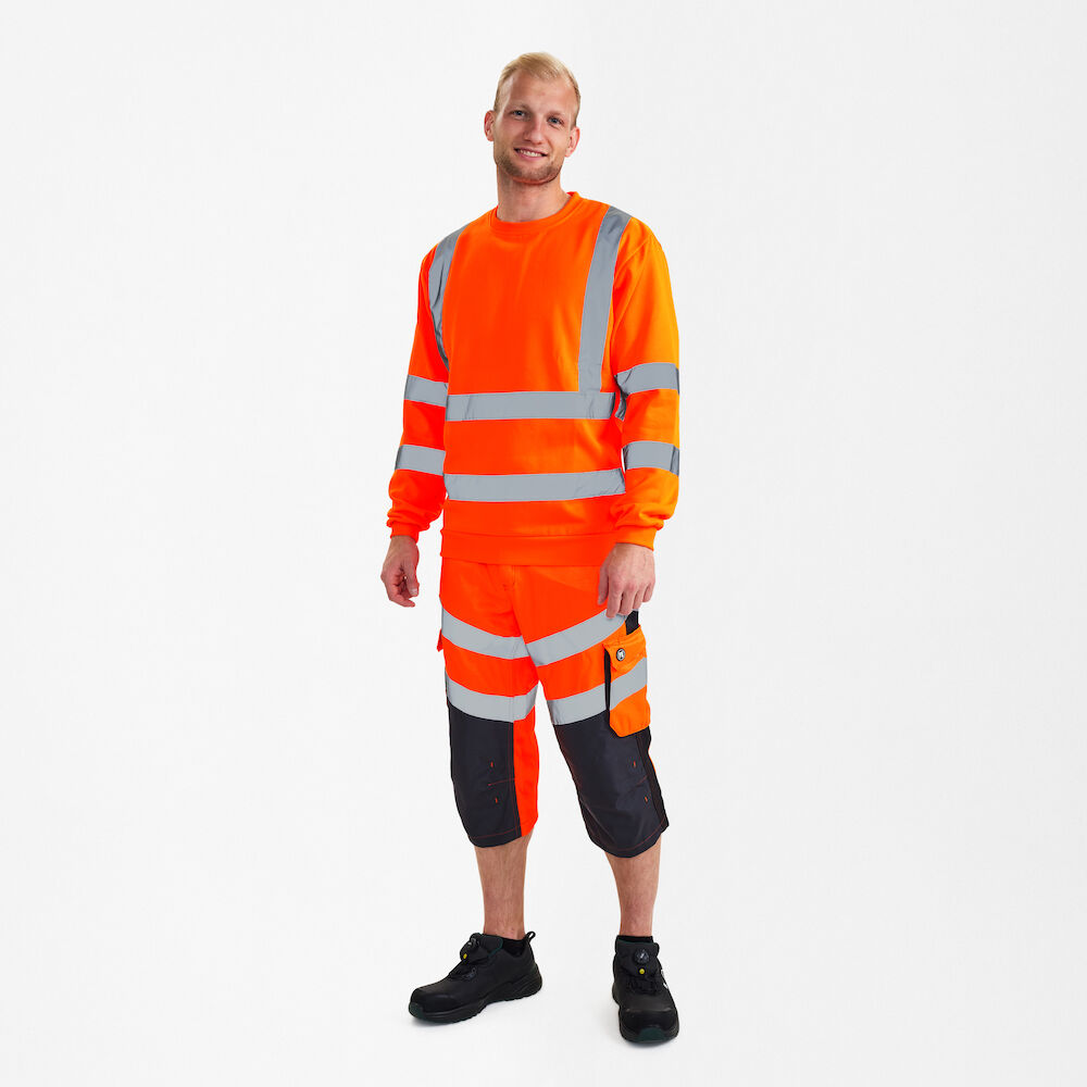 SAFETY Sweatshirt – Warnorange (Am Modell)