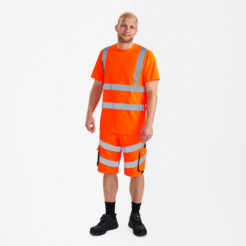 SAFETY T-Shirt mit Brusttasche – Warnorange (Am Modell)