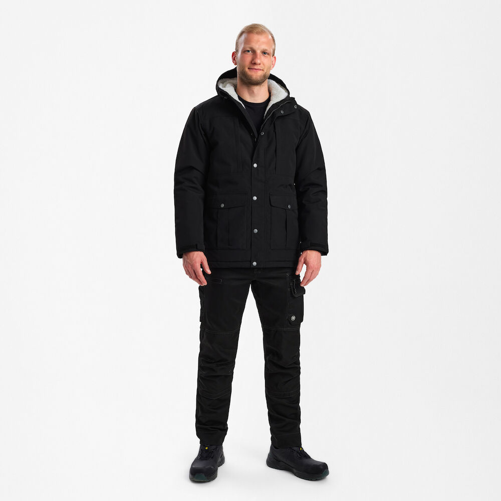 EXTEND Winterjacke – Schwarz (Am Modell)