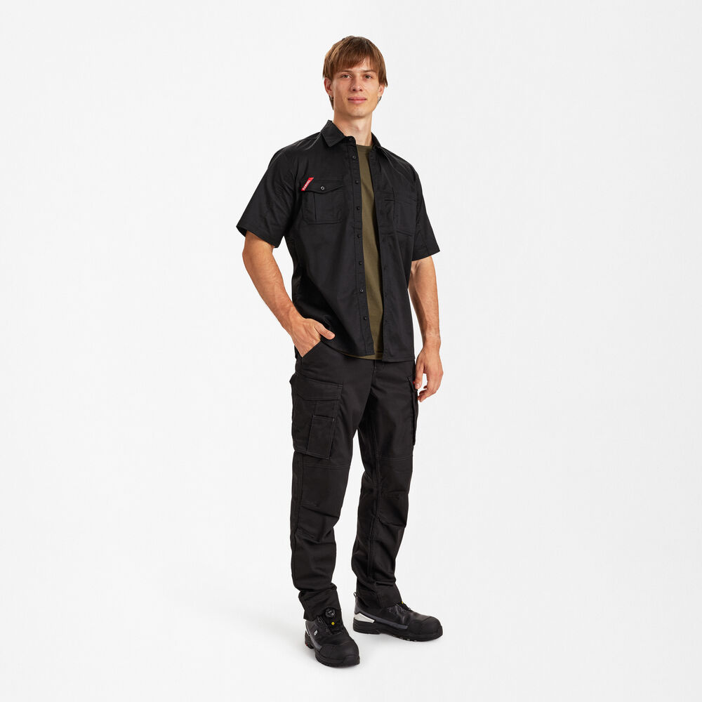 EXTEND kurzärmliges Hemd mit Stretch – Schwarz (Am Modell)