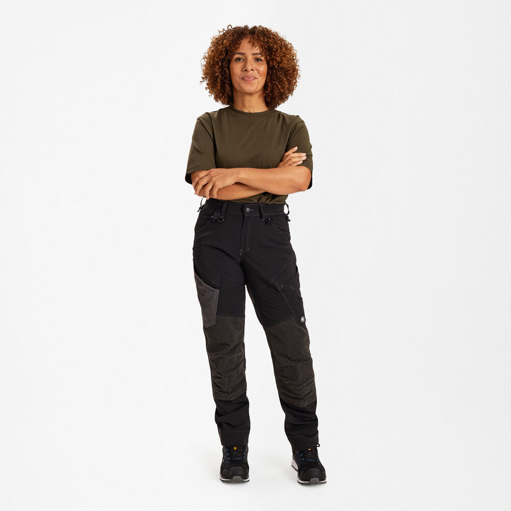 X-TREME Damen Arbeitshose mit 4-Wege Stretch – Schwarz (Am Modell)