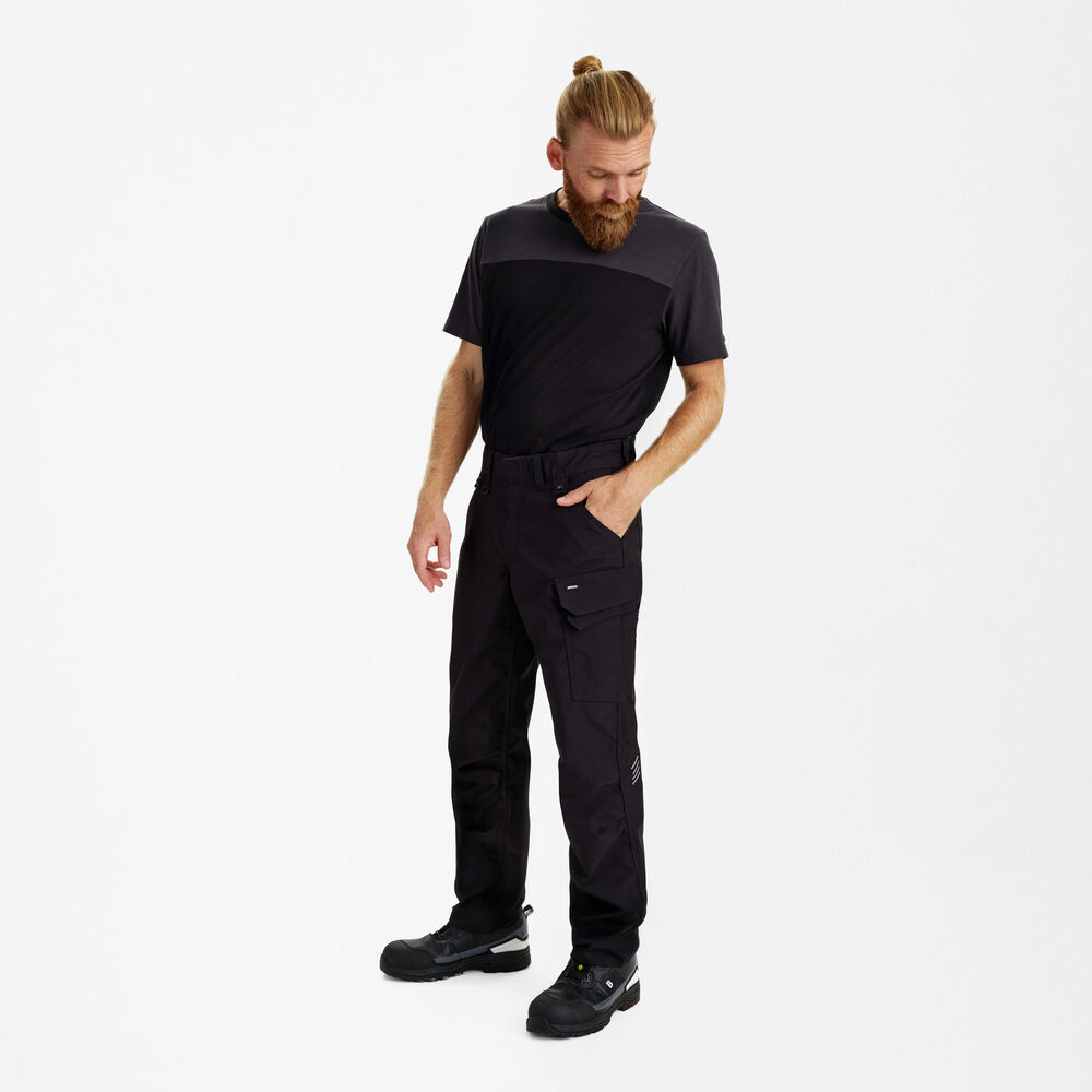 ENTIRE Servicehose mit 2-Wege-Stretch – Schwarz (Am Modell)