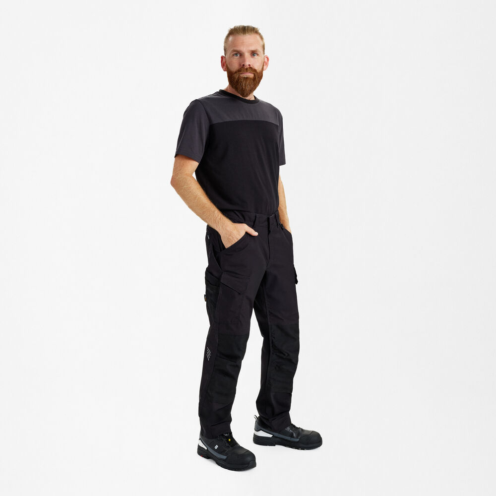 ENTIRE Arbeitshose mit 2-Wege-Stretch – Schwarz (Am Modell)
