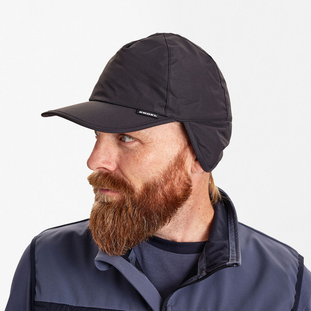 Winter Cap mit Ohrenklappen – Schwarz (Am Modell)