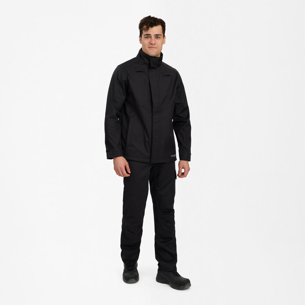 SAFETY+ Softshelljacke – Schwarz (Am Modell)
