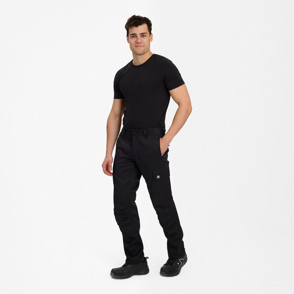 SAFETY+ Arbeitshose – Schwarz (Am Modell)