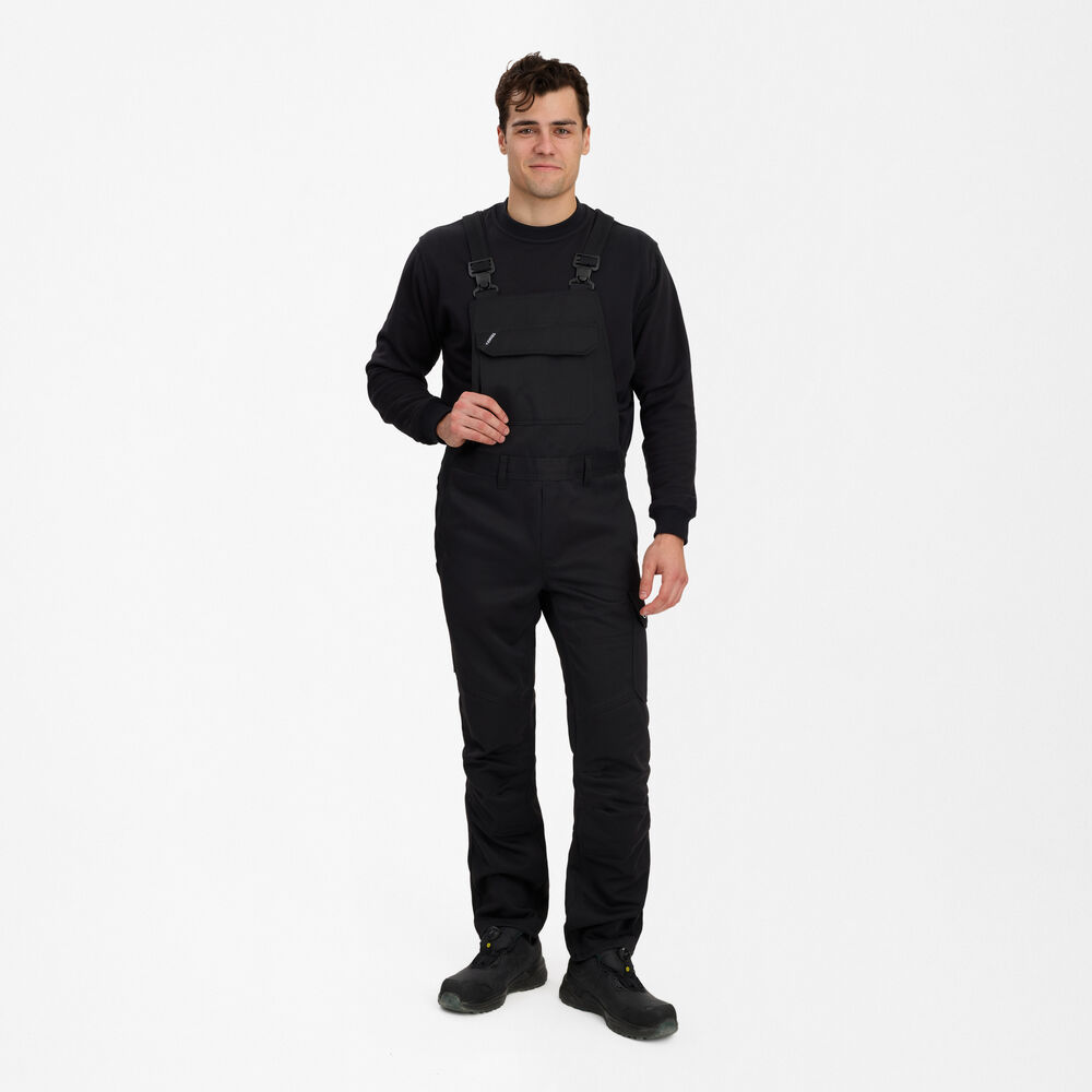 SAFETY+ Latzhose – Schwarz (Am Modell)